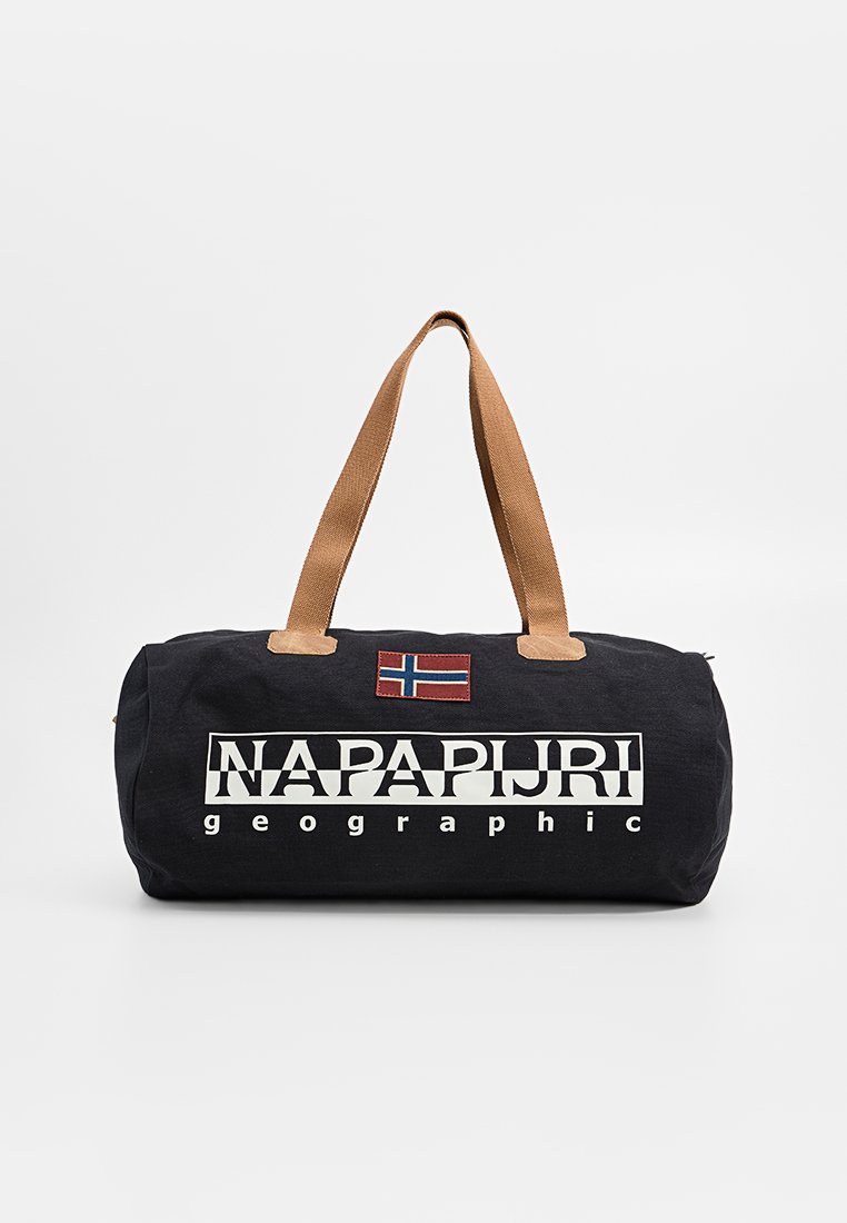 Zwarte cilindrische sporttas met tan hengsels, Noorse vlagpatch en "NAPAPIJRI geographic" logo aan de voorkant.