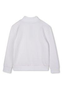 Sweatshirt branco com colarinho, mangas longas e punhos e bainha canelados. Textura suave, design minimalista, cor sólida sem padrões.