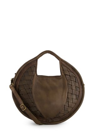 Sac à main rond en cuir marron avec texture tissée d'un côté et finition lisse de l'autre. Doté d'une poignée supérieure et d'une bandoulière réglable.