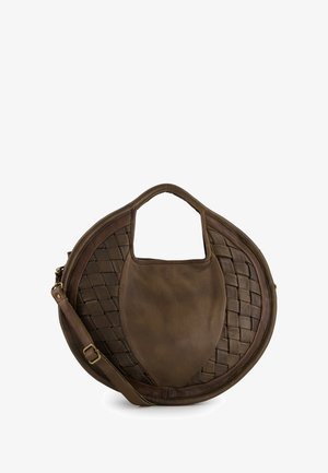 Runde braune Lederhandtasche mit geflochtenem Muster auf einer Seite und glatter Oberfläche auf der anderen. Verfügt über einen oberen Griff und einen verstellbaren Schultergurt.