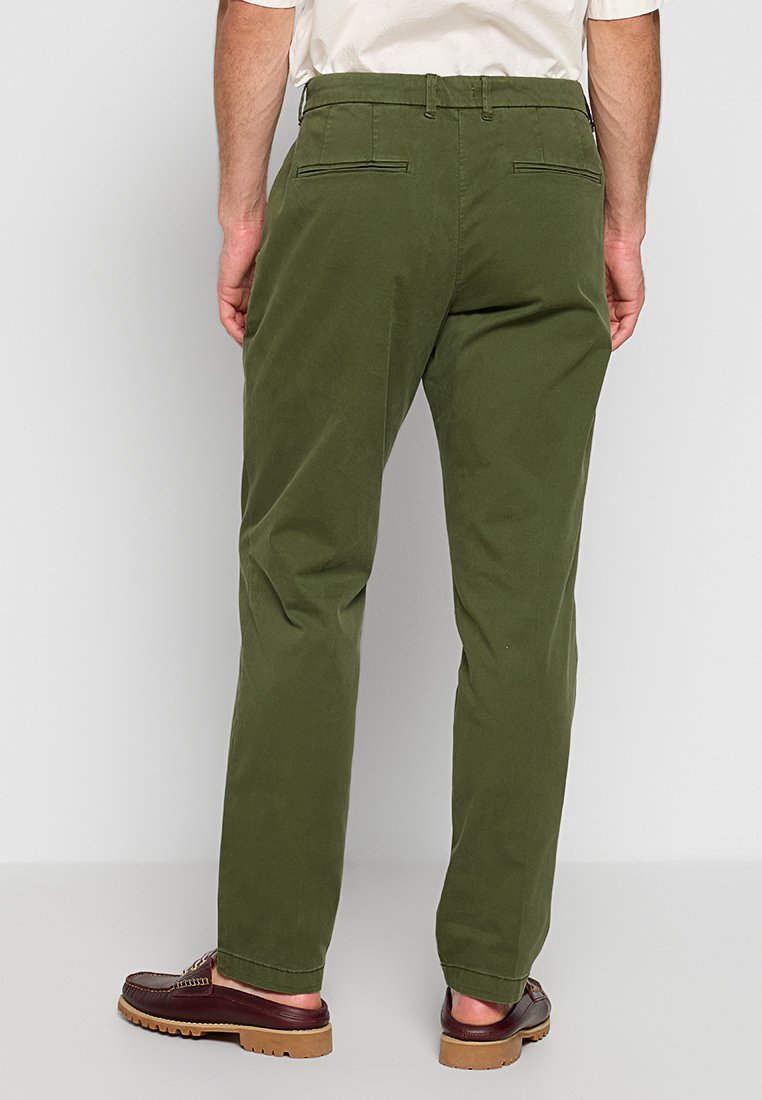 Pantaloni in cotone verde oliva con gamba dritta, due tasche posteriori e chiusura con zip. Presentano una texture liscia e una vestibilità classica.