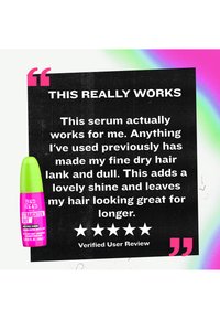 Jasnoróżowa i zielona butelka serum Bed Head przeciw puszeniu obok pięciogwiazdkowej recenzji użytkownika chwalącej blask i wygładzające efekty na włosach.