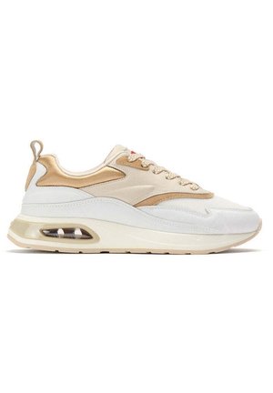 Niski beżowo-biały sneaker z amortyzowaną podeszwą, sznurowanym wzorem i przezroczystą poduszką powietrzną przy pięcie dla dodatkowego komfortu.