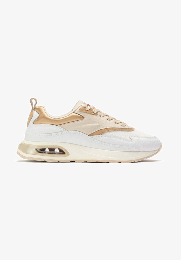 Baskets beige et blanches profil bas avec semelle coussinée, fermeture à lacets et bulle d’air transparente près du talon pour un confort supplémentaire.