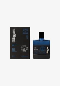 Eau de parfum in een rechthoekige blauwe glazen fles met een zwarte dop. De doos heeft zwarte en zilveren tekst, een postontwerp en productdetails.