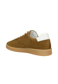 Braune Wildledersneaker mit weißer Ferse und Schnürsenkeln, verfügt über ein flaches Design und eine beigefarbene Gummisohle und zeigt eine glatte Textur sowie minimale Details.