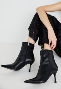 BRECKEN - Členkové čižmy na vysokom opätku - black