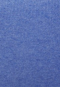 Plavi rebrasti materijal s teksturiranim uzorkom, koji sadrži različite dubine na cijeloj površini, stvarajući mekan i taktilan izgled.