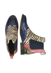 Botas tobilleras coloridas con una puntera de cuero azul, piel texturizada de cebra y una suela en bloque de color verde, rosa y negro.