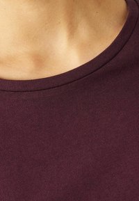 Bordeauxrotes Rundhalsoberteil, gefertigt aus einem strukturierten Baumwollmix. Verfügt über ein glattes Finish und eine klassische Form, ideal für die Freizeit.