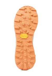 Vibram-buitenzool met een oranje rubberen loopvlak, voorzien van opvallende noppen en een gestructureerd oppervlak voor grip. Geel "Vibram" logo zichtbaar.