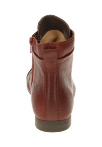 Rode leren enkellaars met een gestructureerde afwerking, zijritssluiting en een gladde binnenvoering. Lage, platte rubberen zool.