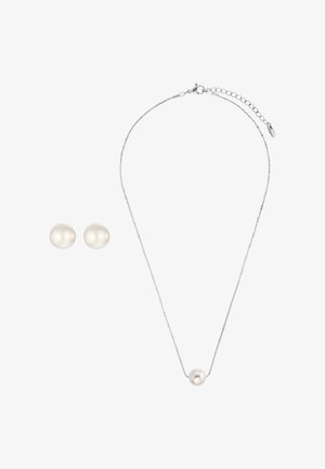 Srebrny zestaw biżuterii składający się z prostej naszyjnika z łańcuszka z centralną białą perłą oraz pasujących okrągłych kolczyków z perłami.