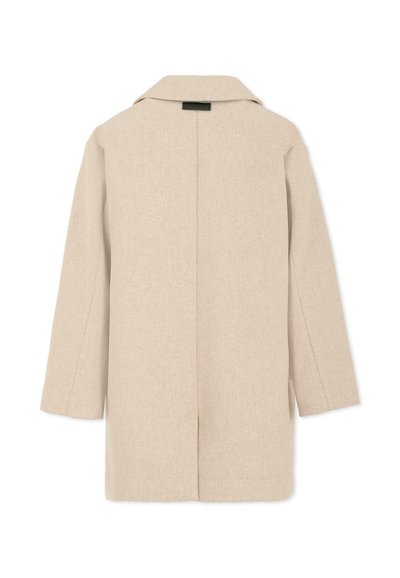 Manteau en laine beige avec un col classique, des manches longues et une coupe droite. Remarquable par son design minimaliste et sa texture douce.