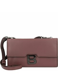 Borsa a tracolla in pelle color mauve con un design rettangolare elegante, dotata di un logo "B" in metallo nero e di una tracolla removibile.