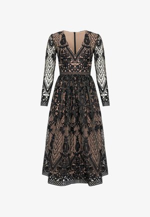 Czarna koronkowa sukienka z długim rękawem i floralnymi wzorami na cielistej podszewce, z dekoltem w kształcie litery V, dopasowanym w talii oraz przezroczystymi koronkowymi rękawami i nakładką na spódnicę.