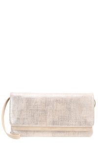 Bolso clutch plateado metálico hecho de material sintético, de forma rectangular, diseño plegable, con una correa beige y detalles sutiles de logo.