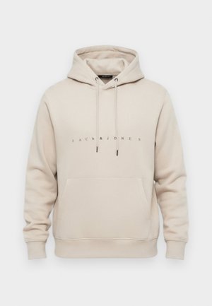 Beige hoodie met een voorzak, een trekkoordkap en "JACK & JONES" in kleine zwarte letters op de borst gedrukt.