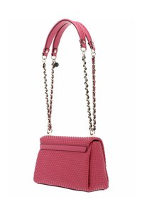 Sac à main en cuir rose tissé avec un design structuré, doté de bretelles doubles : une plate et une en chaîne, et une fermeture magnétique.