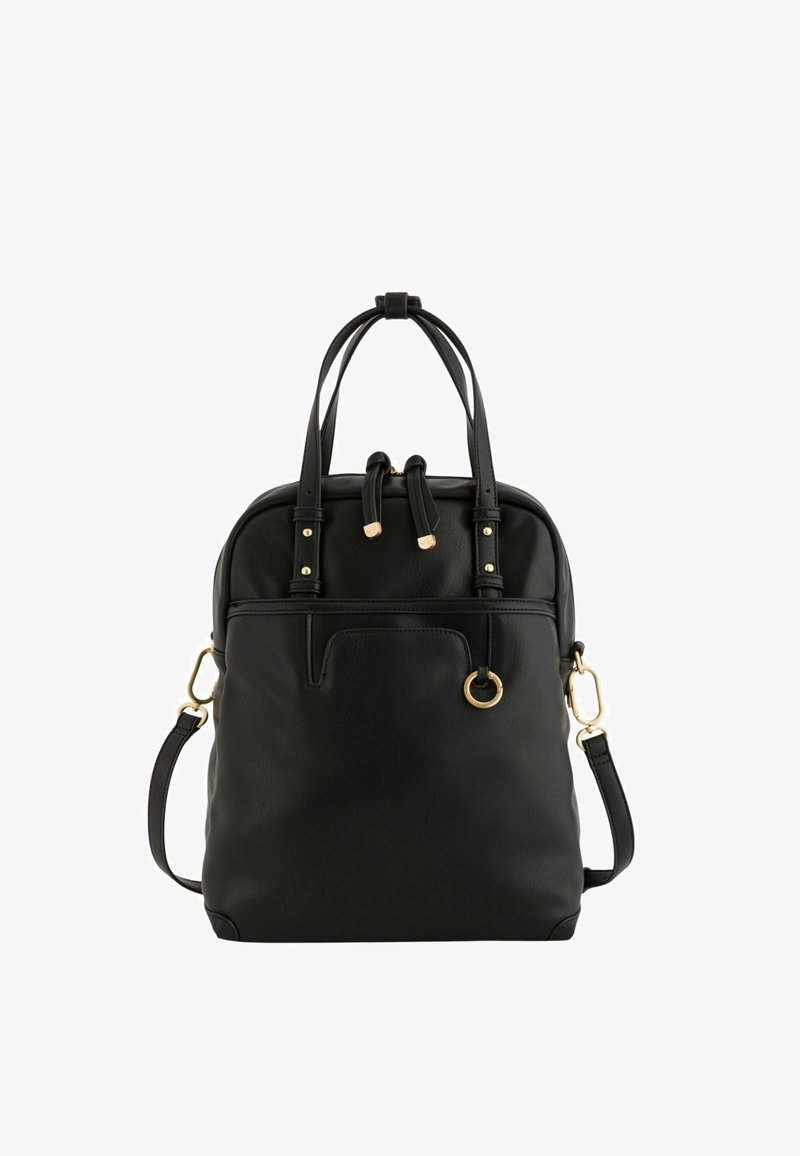 Bolso de mano de cuero negro con asas dobles, herrajes en tono dorado, anillo decorativo y correa de hombro ajustable sobre fondo blanco.