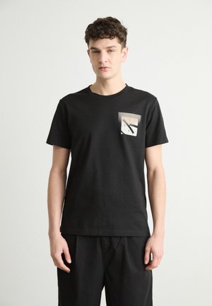 SOFT BOX MONOGRAM TEE - Marškinėliai su spaudiniu - black