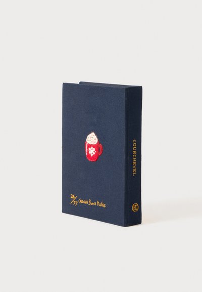 Blauwe stofomslagen boek met geborduurde rode mok ontwerp, met slagroom en sneeuwvlokken, en gouden tekst op de rug.