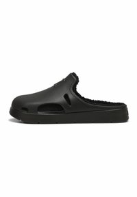 Crni slip-on klompe izrađene od glatkog sintetičkog materijala, s mekanim teksturiranim unutrašnjim dijelom, ventilacijskim otvorima i debelim ravnim potplatom.