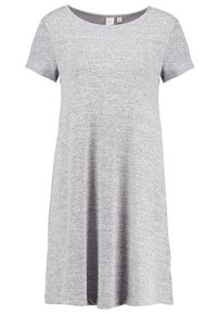 Szara sukienka typu t-shirt z krótkim rękawem, wykonana z miękkiego, teksturowanego materiału, o luźnym kroju i okrągłym dekolcie, sięgająca powyżej kolan.