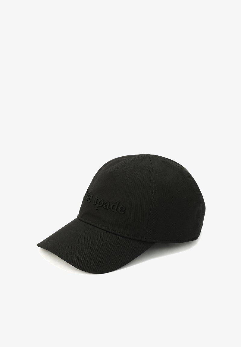 Casquette de baseball noire avec une visière incurvée et un logo "kate spade" en relief subtil sur le panneau avant, présentée sur un fond blanc.