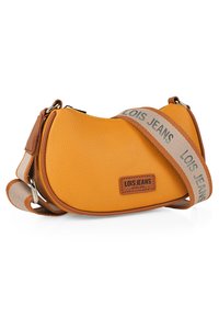 Bolso sintético amarillo con textura de grano, forma curva, acentos marrones y una correa beige con la marca "LOIS JEANS".
