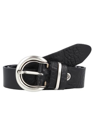 Schwarzer, strukturierter Ledergürtel mit einer runden silbernen Metallschnalle, Schlaufe und sichtbarem Markenlogo am Riemen.