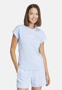 T-shirt in cotone azzurro chiaro con maniche corte e collo a giro, con il logo bianco Adidas sul petto. Abbinato a pantaloni corto coordinati.