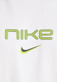 Nike Sportswear TEE - Trükipildiga T-särk - white