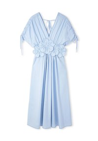 Robe bleu clair avec de courtes manches bouffantes, décolleté en V, et appliqué en tissu floral à la taille. Fabriquée à partir d'un matériau doux et fluide.