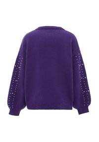 Pulover violet cu un croi lejer, având accente decorative asemănătoare perlelor pe umeri și o textură tricotată cu dimples.