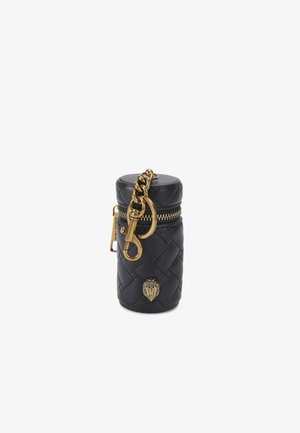 Custodia in pelle intrecciata nera con forma cilindrica, accessori dorati, chiusura con zip e un attacco per portachiavi che presenta un charm decorativo.