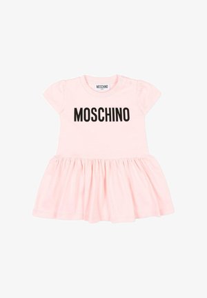 Abito rosa chiaro per bambina con maniche corte e gonna arricciata, con la scritta "MOSCHINO" in lettere nere e grassetto sul petto.
