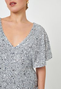 BEAUUT EMBELLISHED SEQUINS MIDI  - Koktejlové šaty / šaty na párty - light grey