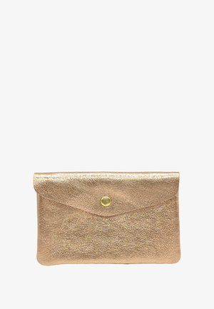 Pochette en cuir doré avec une finition texturée, design en forme d'enveloppe et un rabat arrondi maintenu par un bouton pression doré.