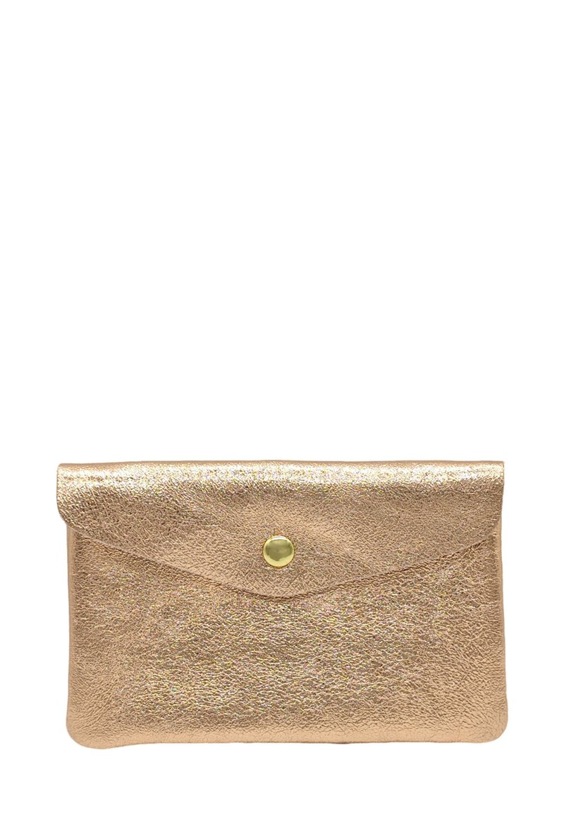 Pochette en cuir doré avec une finition texturée, design en forme d'enveloppe et un rabat arrondi maintenu par un bouton pression doré.