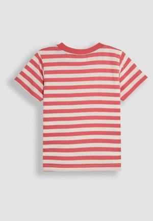 Piros és fehér csíkos, rövid ujjú póló, amelynek egyszínű piros nyakrésze van. Puha anyagból készült, laza szabású.