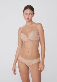 Hellbeige gepolsterter Bh und passende Hipster-Unterwäsche, nahtloses Design, verstellbare Träger, weiche Textur, geeignet für den Alltag.