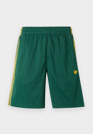 Groene atletische shorts met subtiele verticale strepen, gele zijstrepen, elastische tailleband en klein geel Adidas-logo op het rechterbeen.