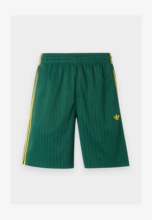Groene atletische shorts met subtiele verticale strepen, gele zijstrepen, elastische tailleband en klein geel Adidas-logo op het rechterbeen.