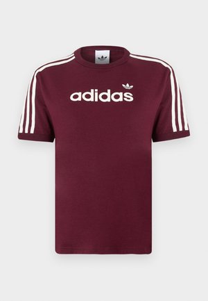 Bordowy bawełniany t-shirt z białymi paskami na rękawach, z białym logo „adidas” na piersi i małym logo powyżej.