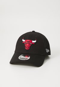 Gorra negra con un gran logo bordado de un toro rojo en la parte frontal, con una visera curva. Incluye una etiqueta de talla en la visera.