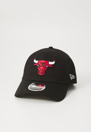 Schwarze Baseballmütze mit einem roten gestickten Chicago Bulls-Logo auf der Vorderseite. Mit einem gebogenen Schirm und einem dehnbaren Druckverschluss auf der Rückseite.