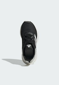 Scarpa sportiva nera con tomaia in rete textured, tre strisce bianche sul lato e un colletto imbottito. Logo visibile sulla linguetta.