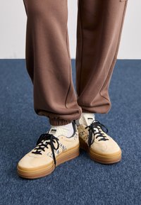 GAZELLE BOLD - Sapatilhas - cream white/core black/cream white