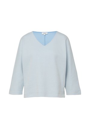 Šviesiai mėlynas, tekstūruotas megztinis su V formos iškirpte ir trimis ketvirčiais rankovių, eksponuojamas ant balto fono.